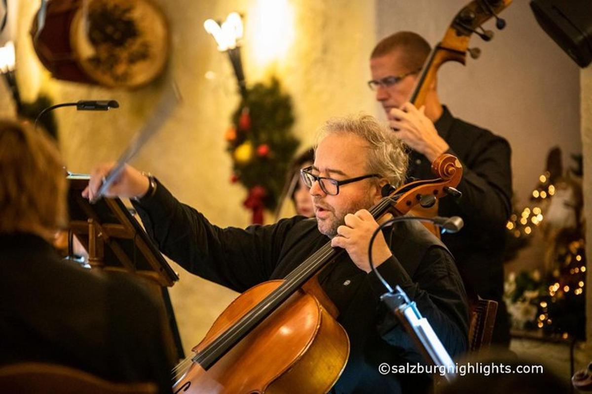 ein Mann, der Cello spielt, und ein Mann, der Geige spielt