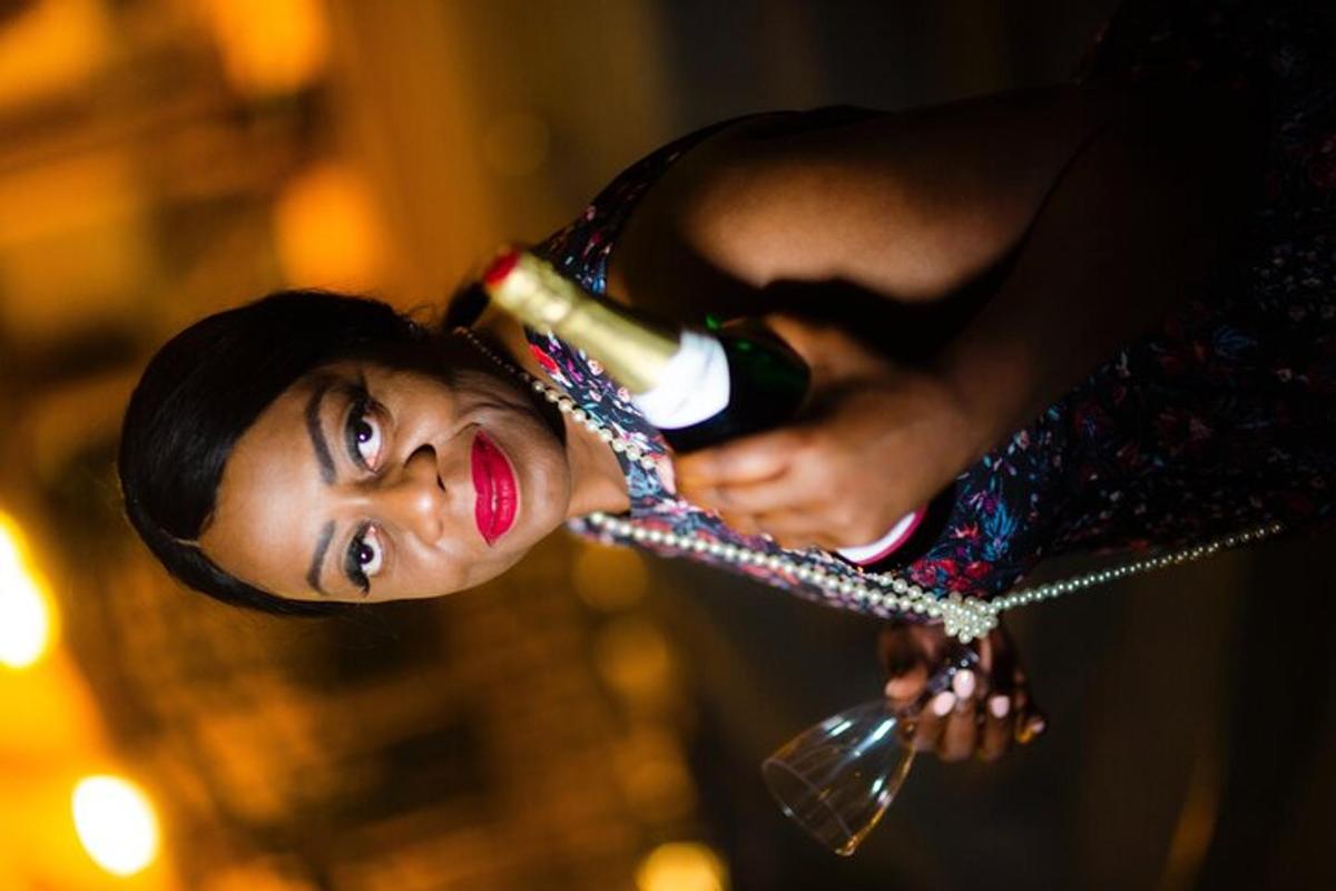 Una mujer sostiene una botella de vino