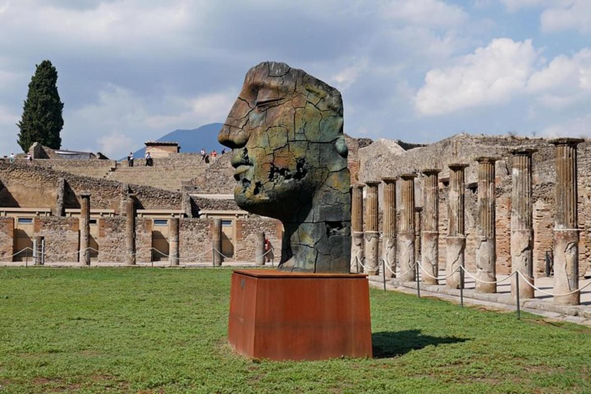 galvos statula priešais pastatą