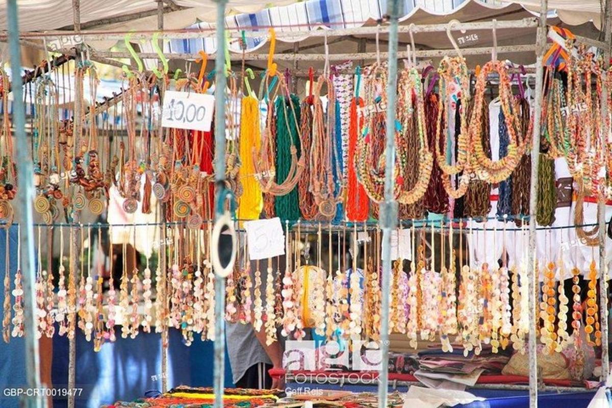 un negozio pieno di tantissimi tipi diversi di braccialetti