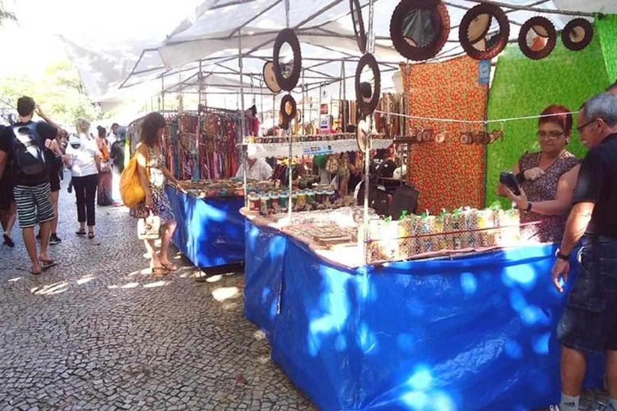 un gruppo di persone in piedi davanti a un mercato