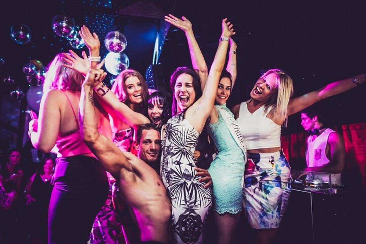 un gruppo di persone che ballano a una festa