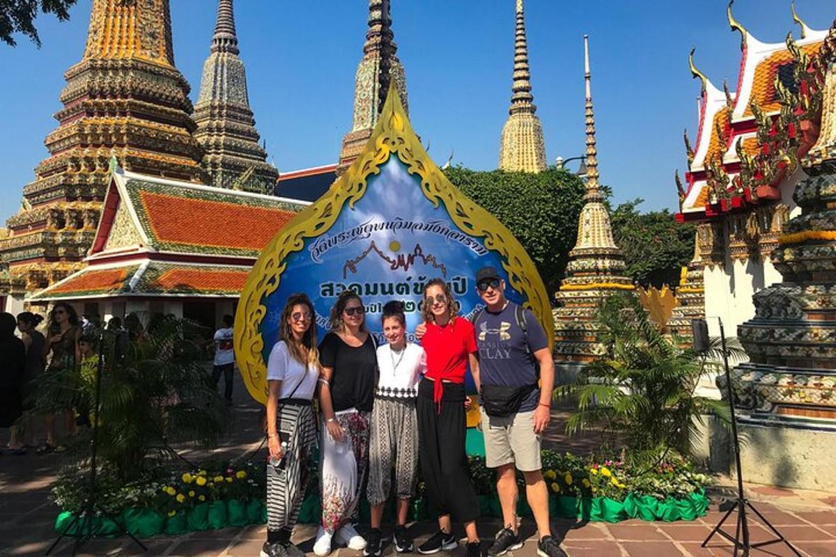 một nhóm người đang đứng trước một ngôi đền