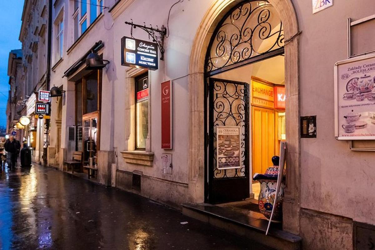 une rue humide avec un bâtiment avec une porte en arc