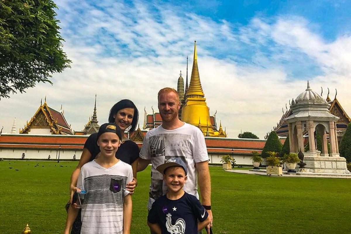 una famiglia in posa per una foto davanti a un tempio