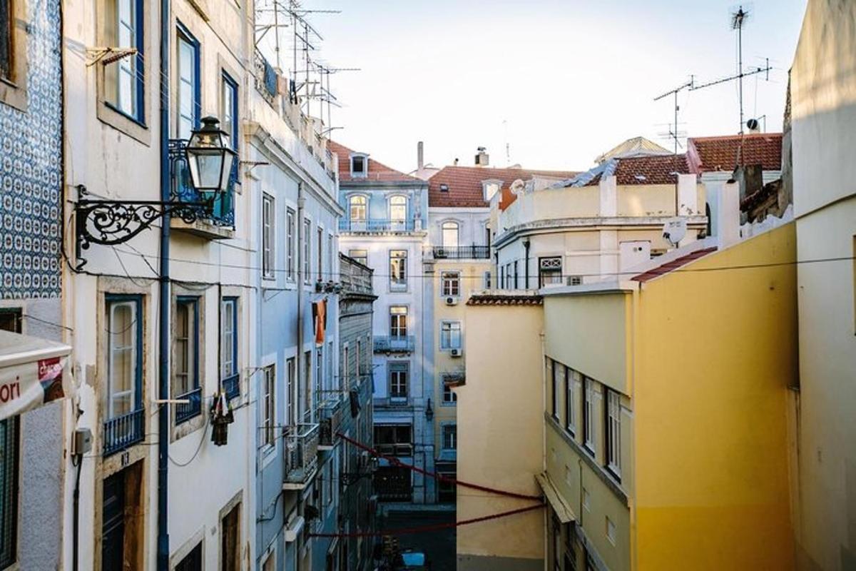 ein Blick auf eine Gasse zwischen Gebäuden
