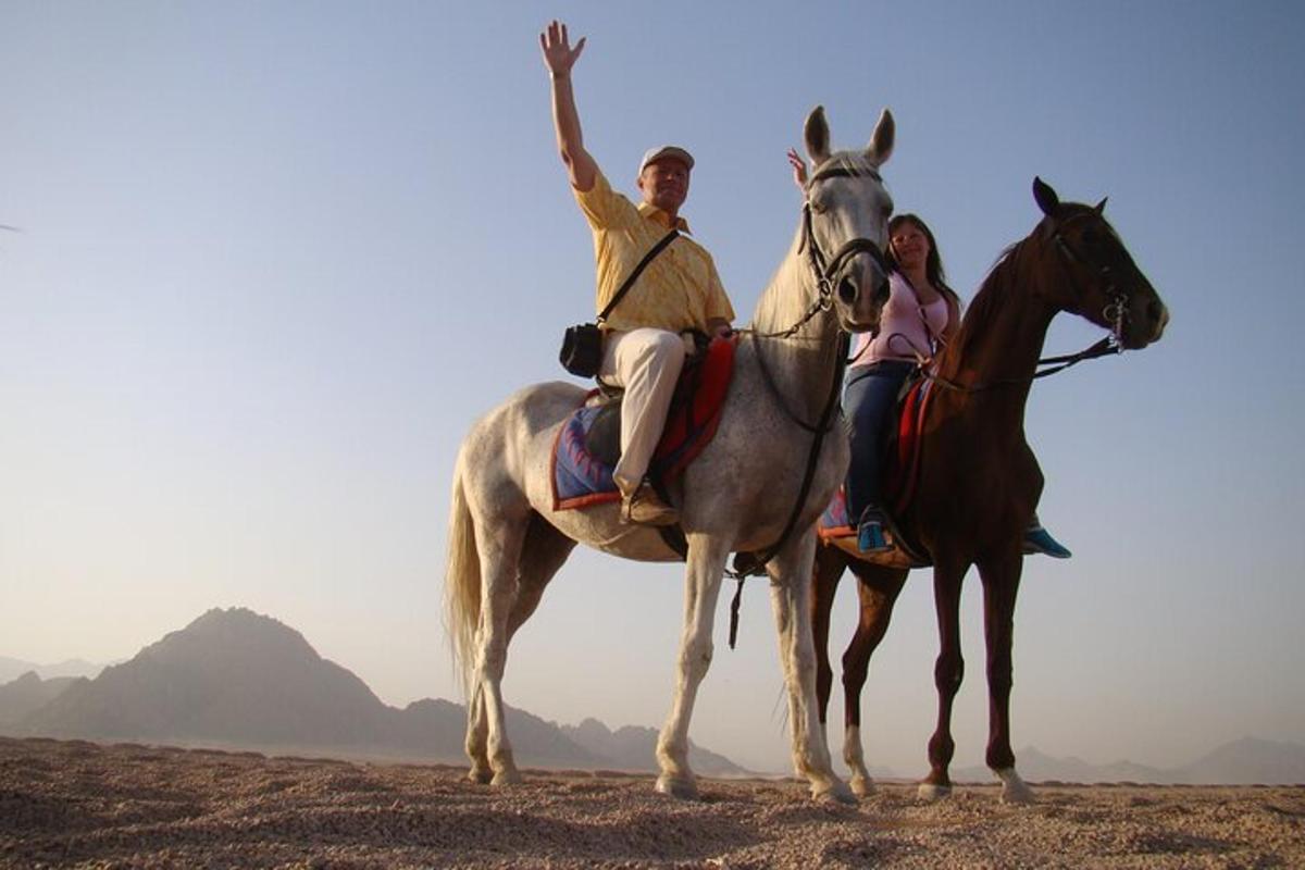 un uomo e una donna a cavallo nel deserto