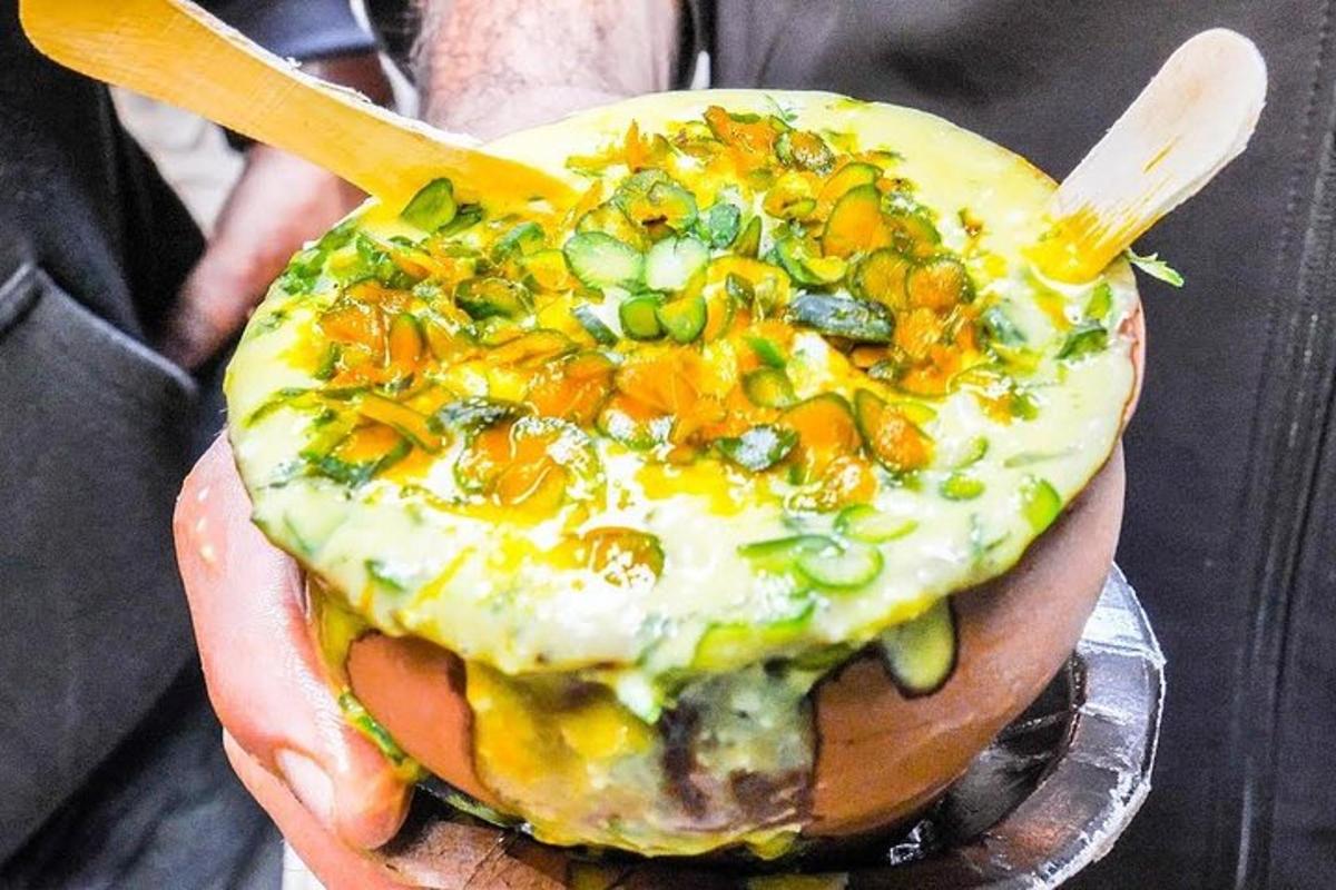 uma pessoa segurando um sanduíche com ovos e vegetais