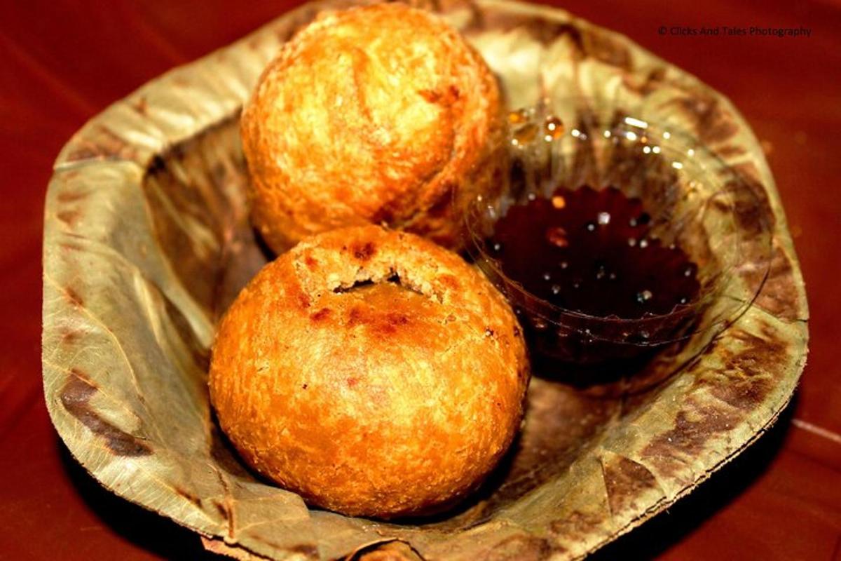 桌上的罐子里有三个松饼