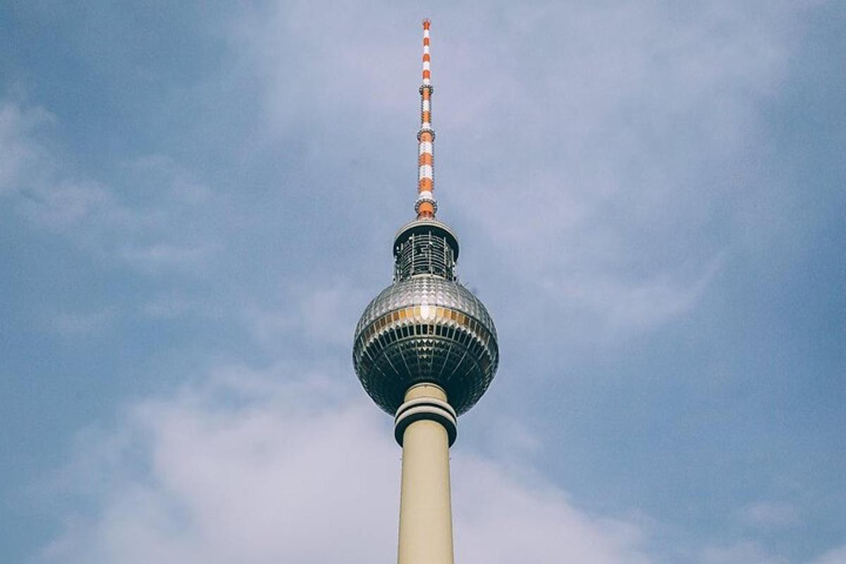 una vista della torre della televisione di Berlino contro un cielo nuvoloso