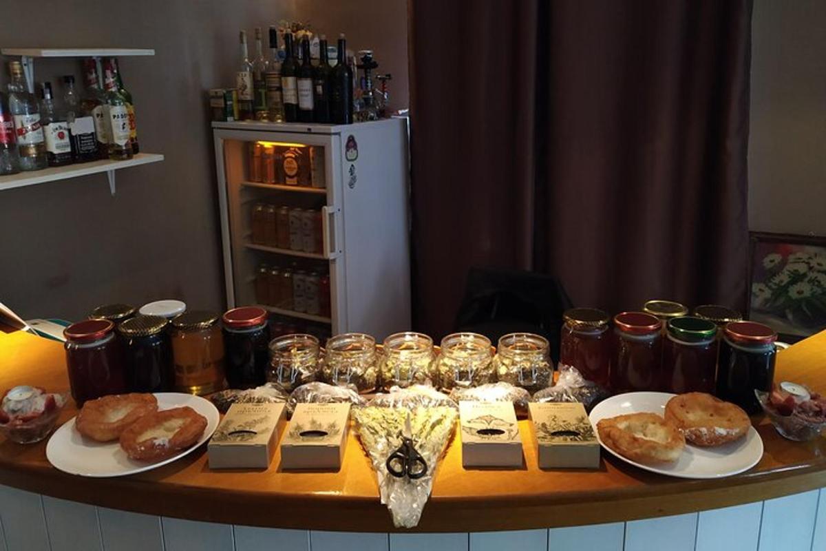 Una mesa cubierta con platos de pasteles y frascos de comida.