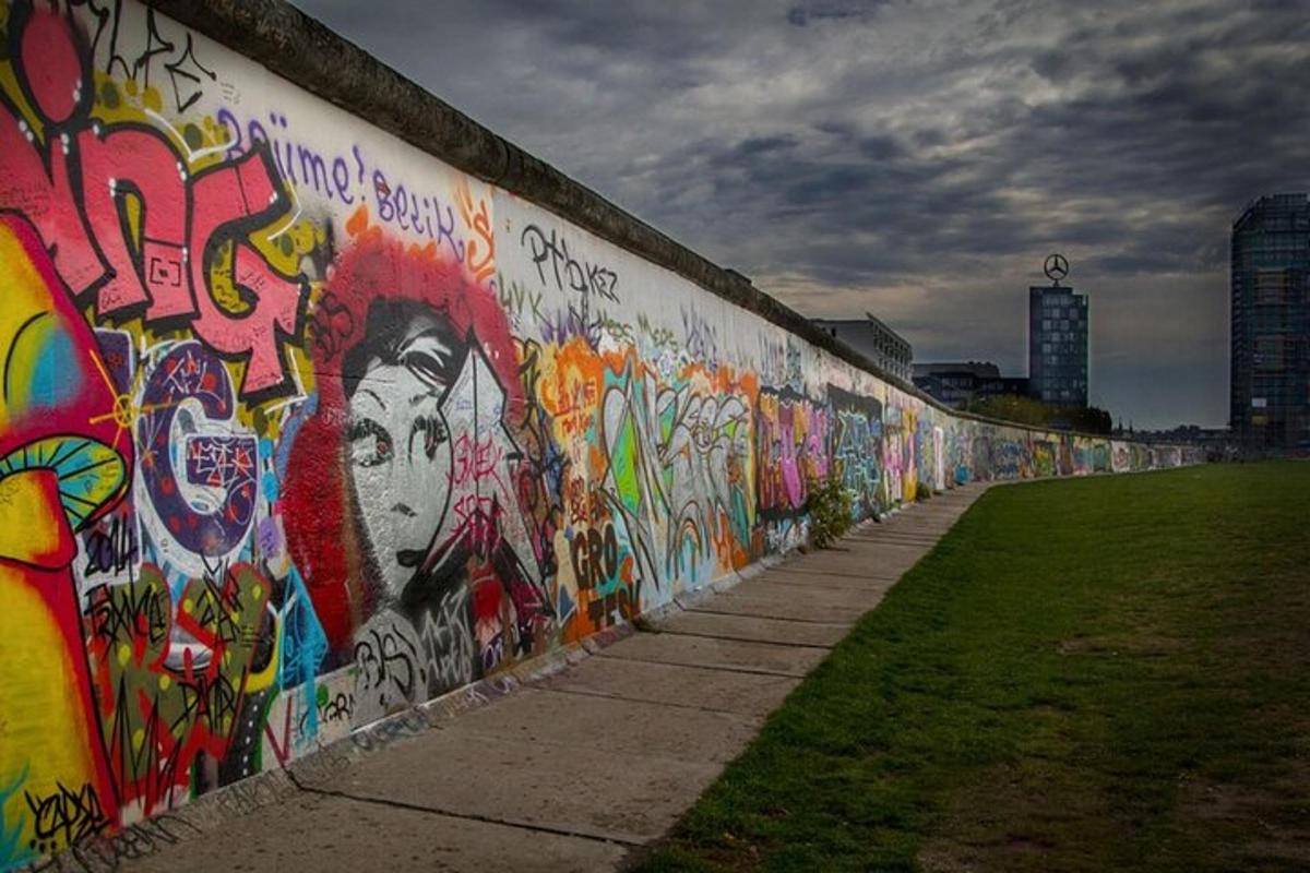 un muro coperto di graffiti sul lato di un edificio