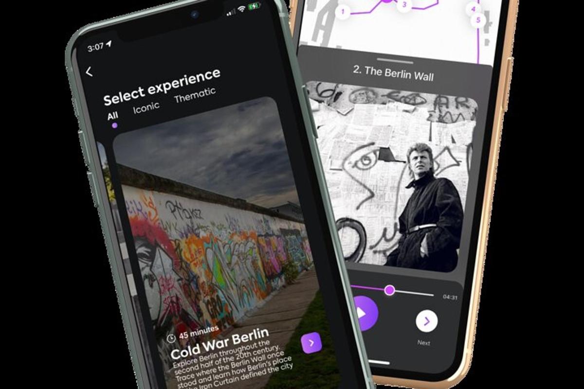 due cellulari uno accanto all'altro con graffiti sopra