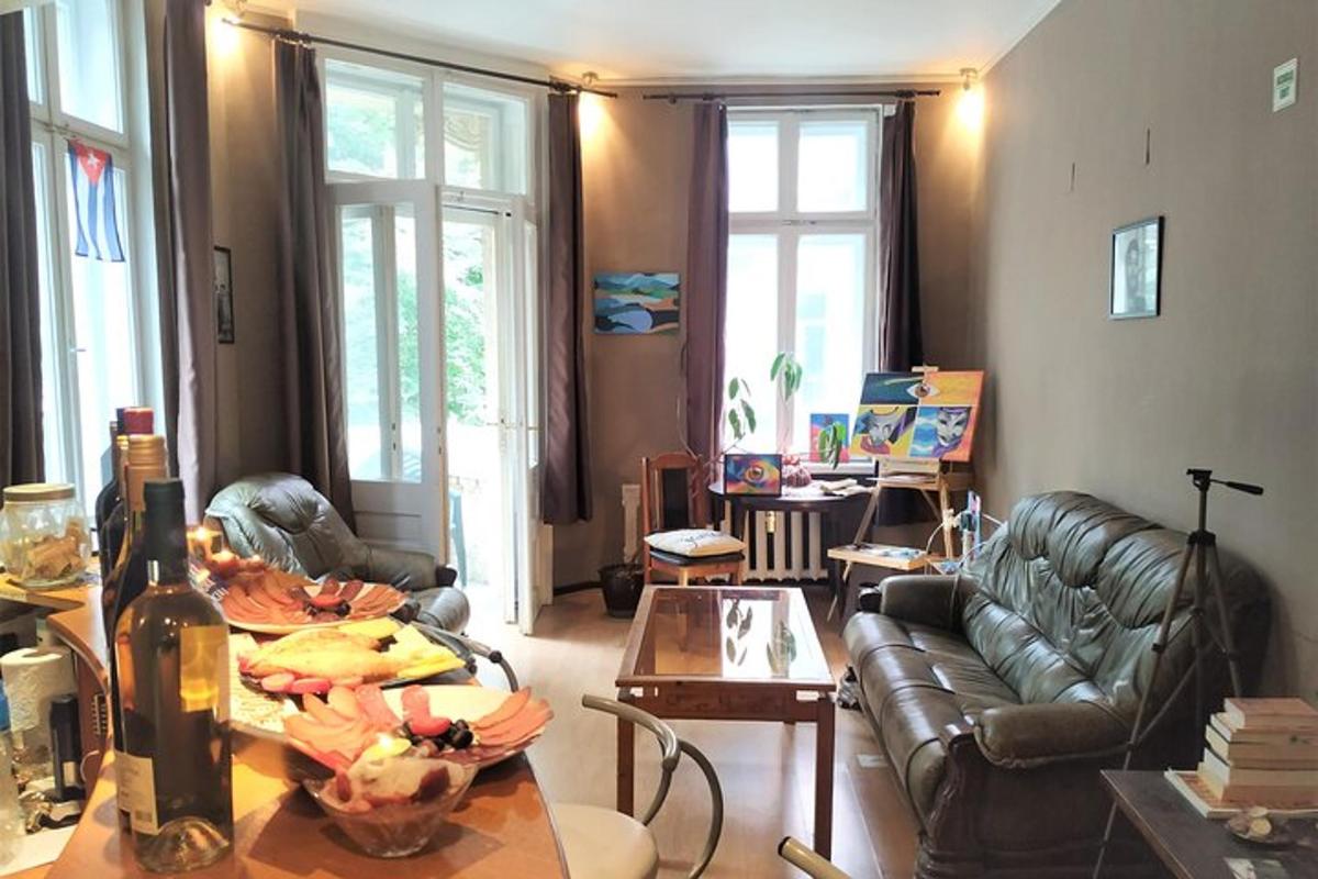 una sala de estar con un sofá y una mesa