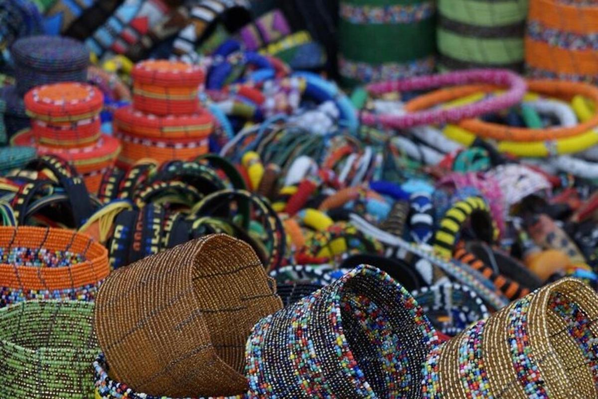 una pila de polseres de diferents colors i un barret