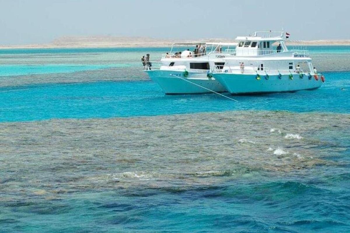 una grande barca nell'acqua dell'oceano