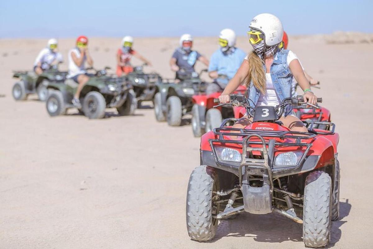 um grupo de pessoas andando de quadriciclo no deserto