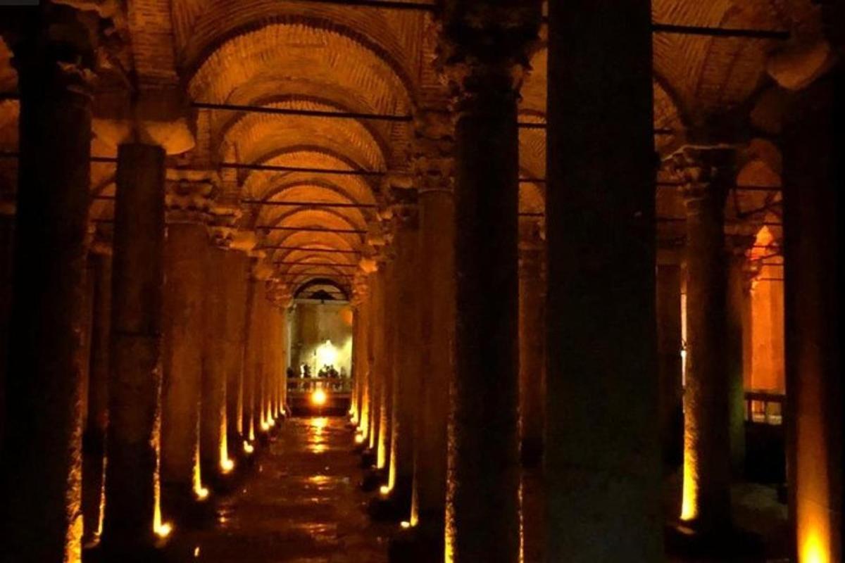 tunneli rakennuksessa, jossa on valoja