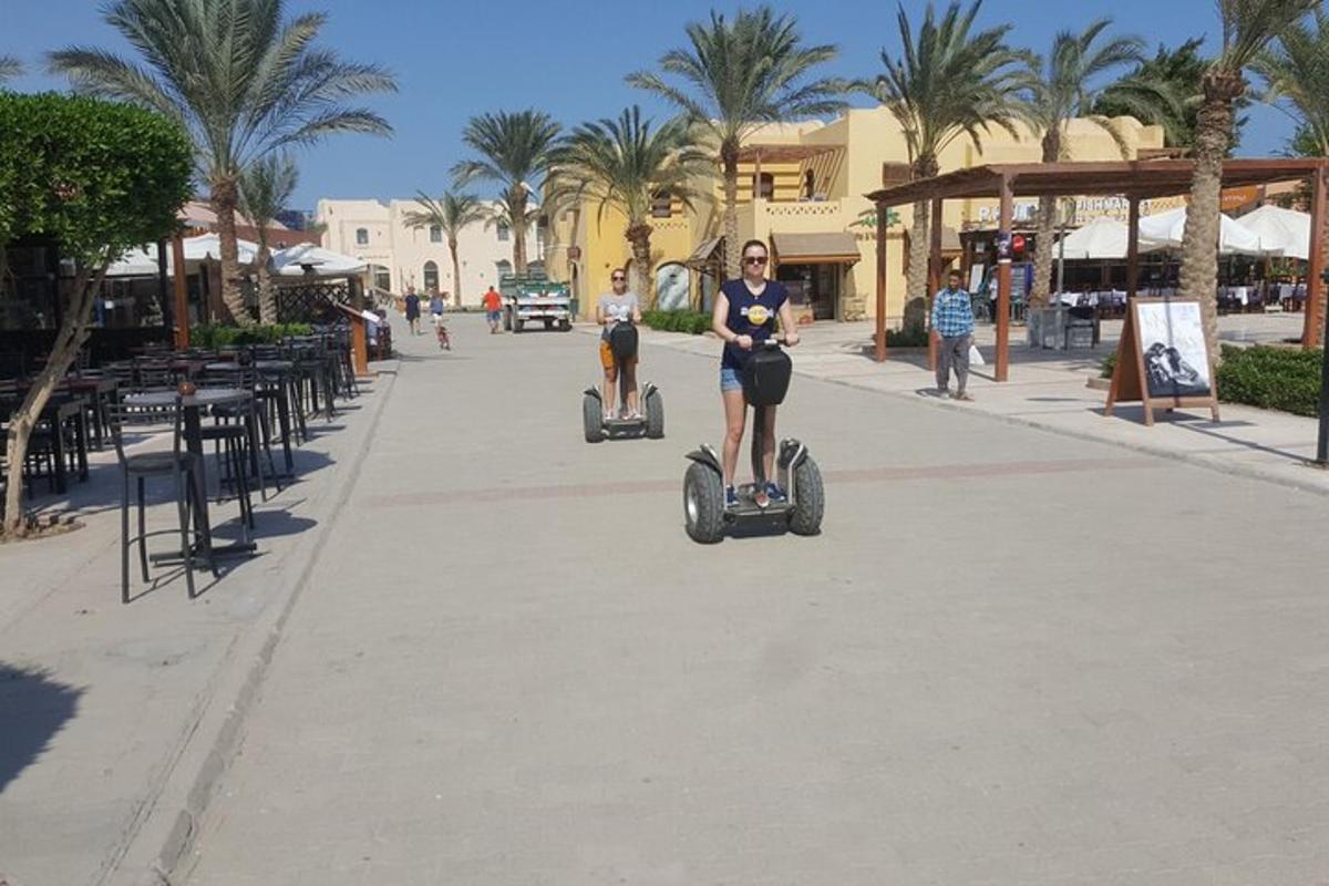kaks inimest sõidavad tänaval segwaydega