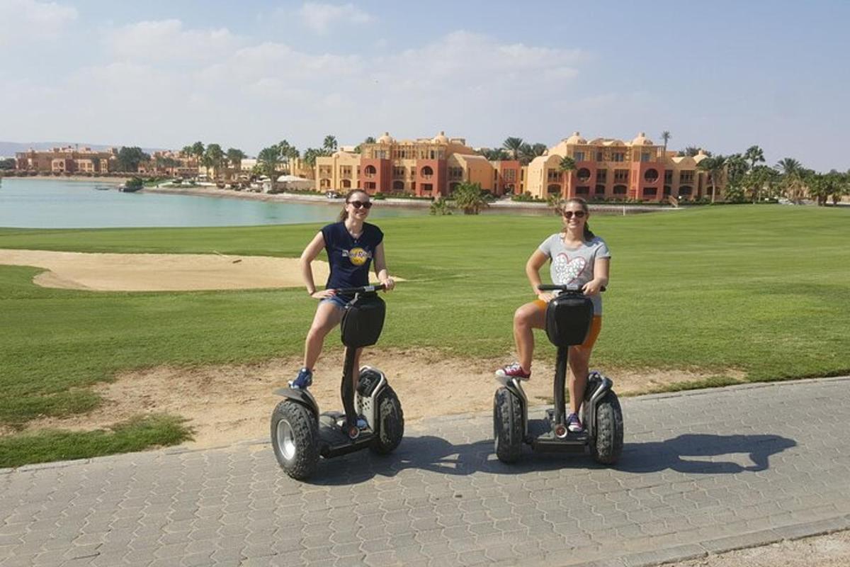 dua wanita mengendarai segway di lapangan golf