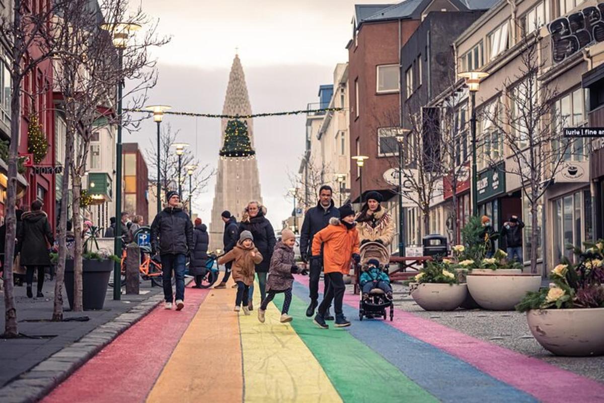 skupina lidí jdoucích po duhovém chodníku