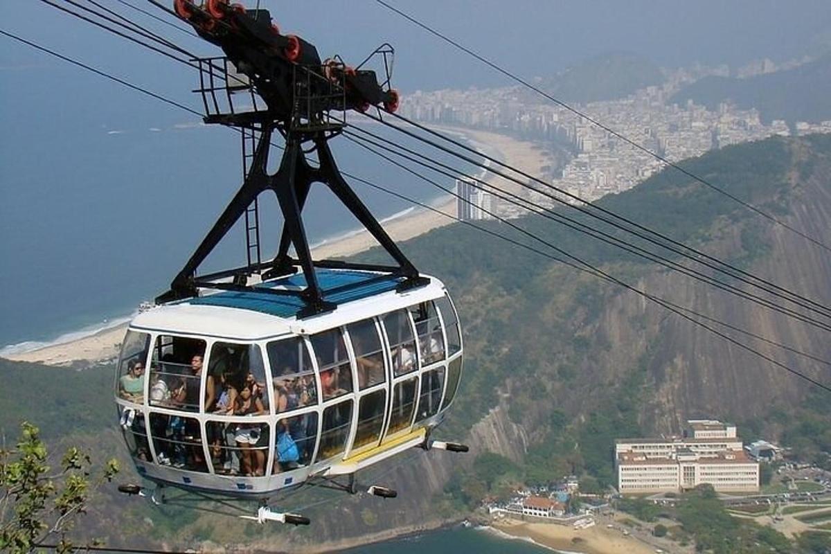 một nhóm người đang đi trên cáp treo