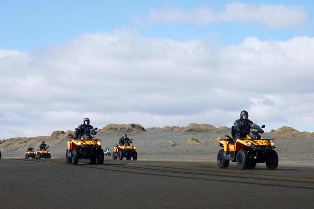 un grup de persones que viatgen en quads al desert
