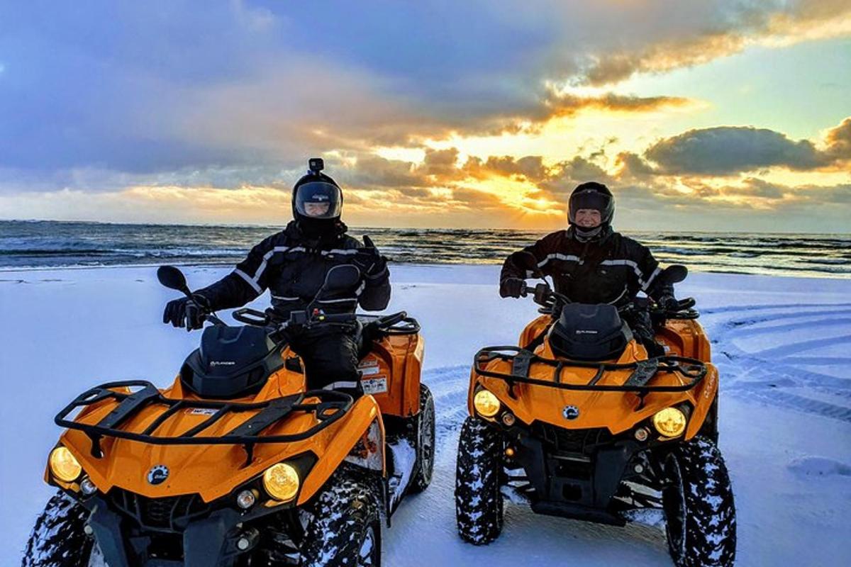 dues persones en quads a la neu a la platja
