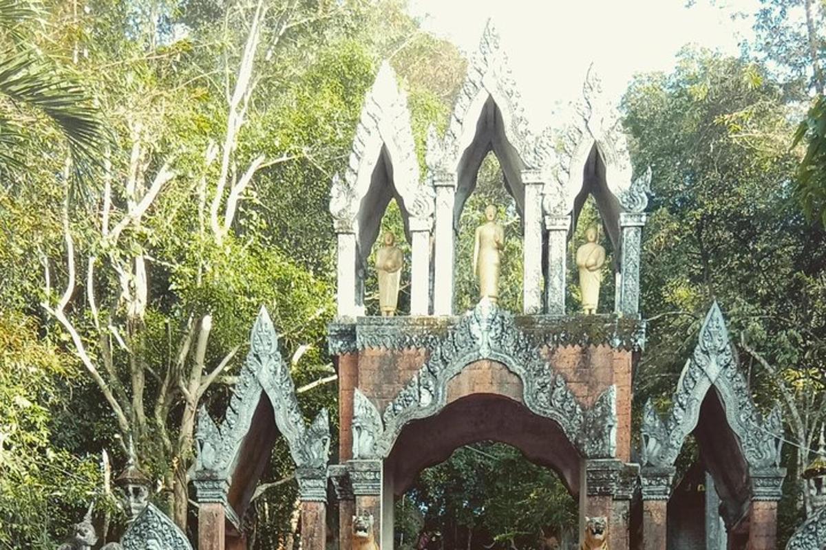 ประตูทางเข้าอาคารที่มีต้นไม้เป็นฉากหลัง
