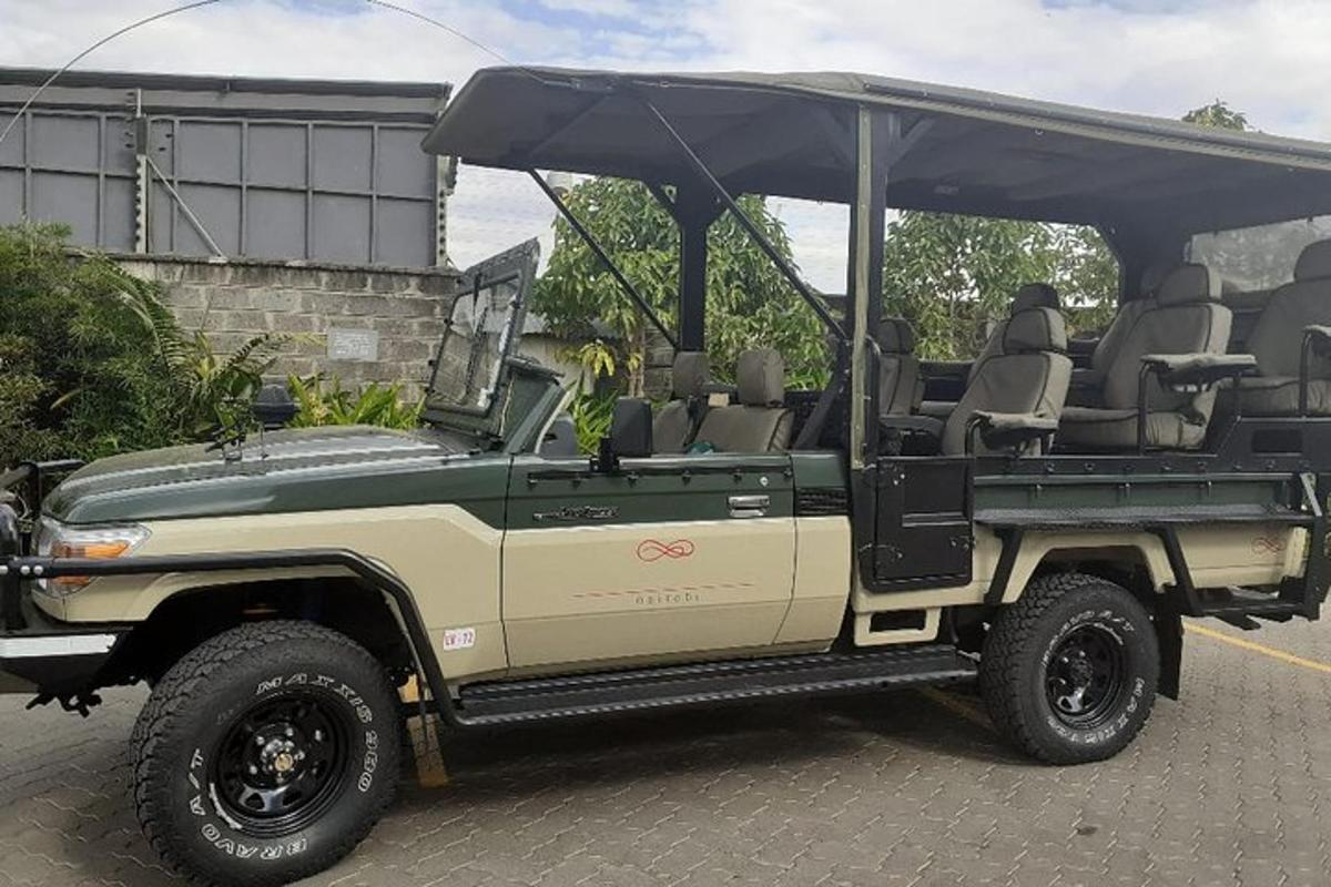 en grønn Andiege-jeep parkert på en parkeringsplass