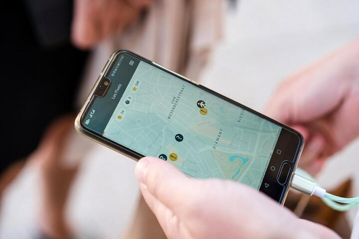 osoba držící mobilní telefon s mapou