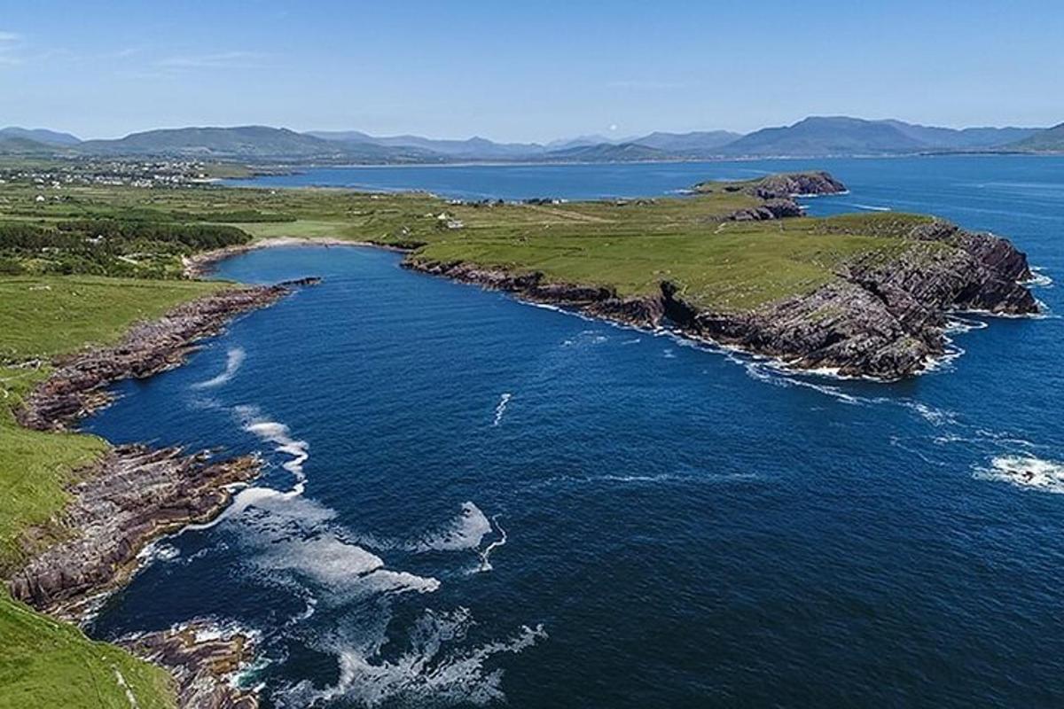 una vista aerea di un'isola nell'oceano