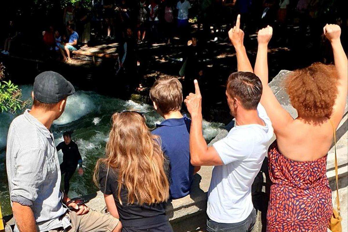 skupina lidí stojících před řekou