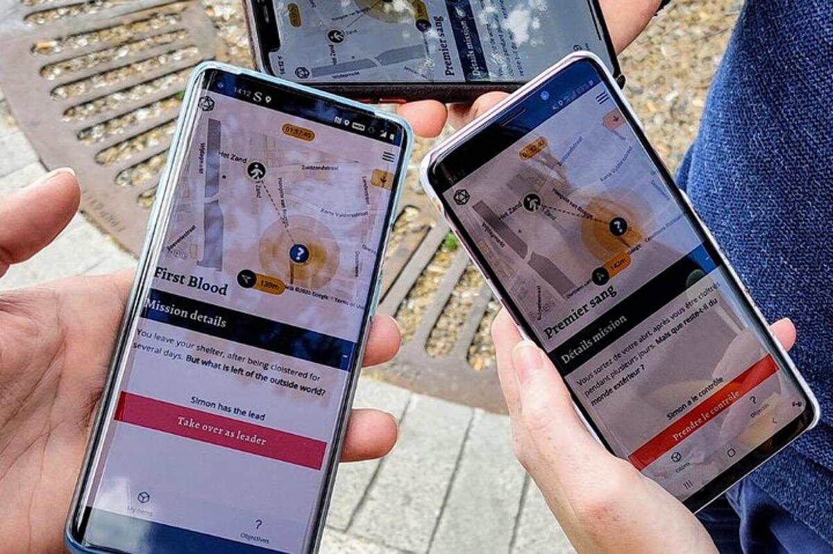 dva lidé držící v rukou dva mobilní telefony