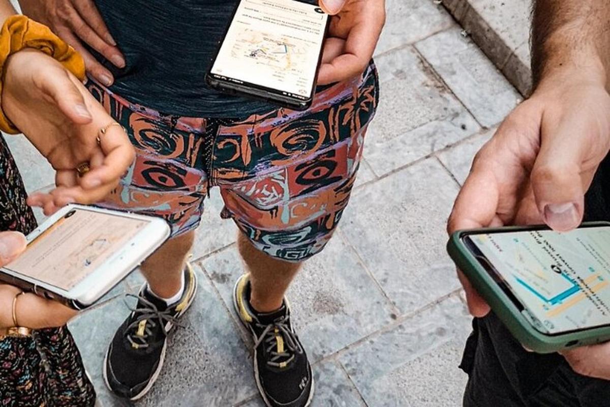 μια ομάδα ανθρώπων που κρατούν ψηλά τα κινητά τους τηλέφωνα