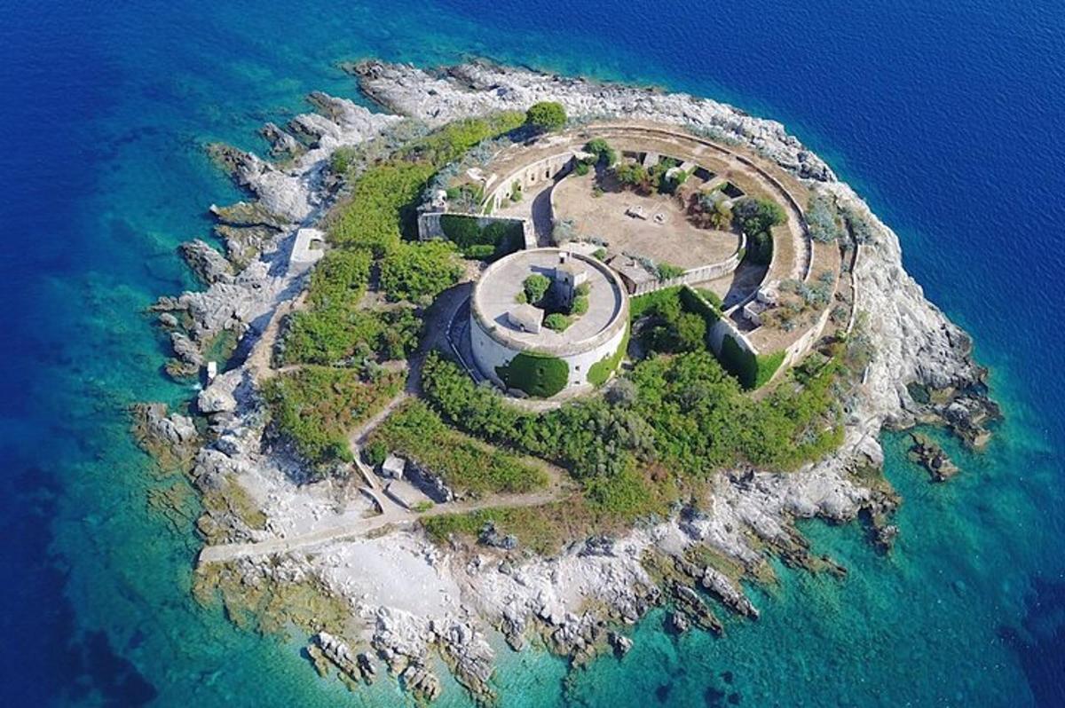 海洋中的一个岛屿，岛上有一座建筑