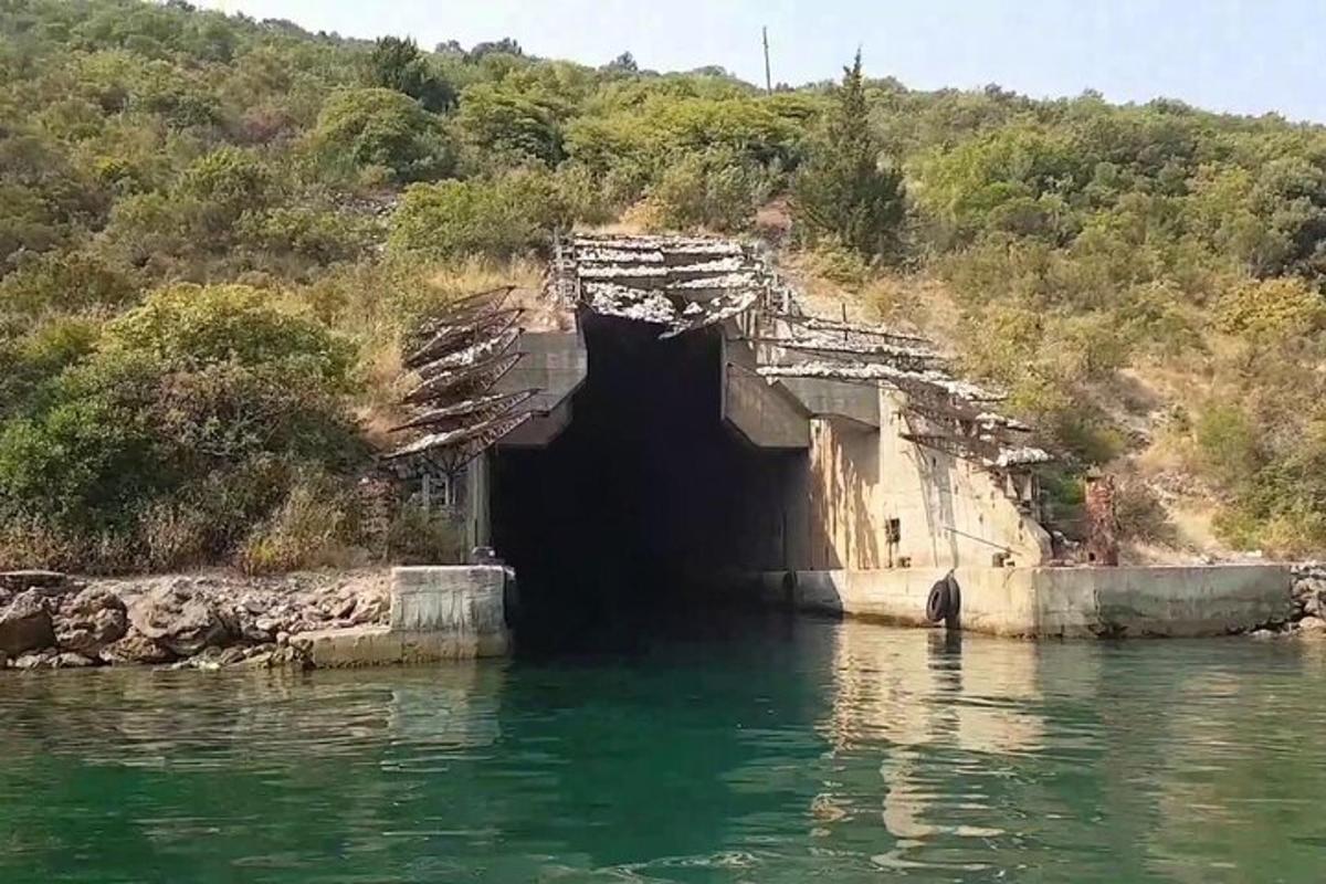 una grotta nell'acqua vicino a un fiume