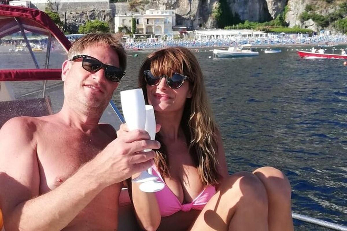 Un hombre y una mujer sentados en un bote en el agua