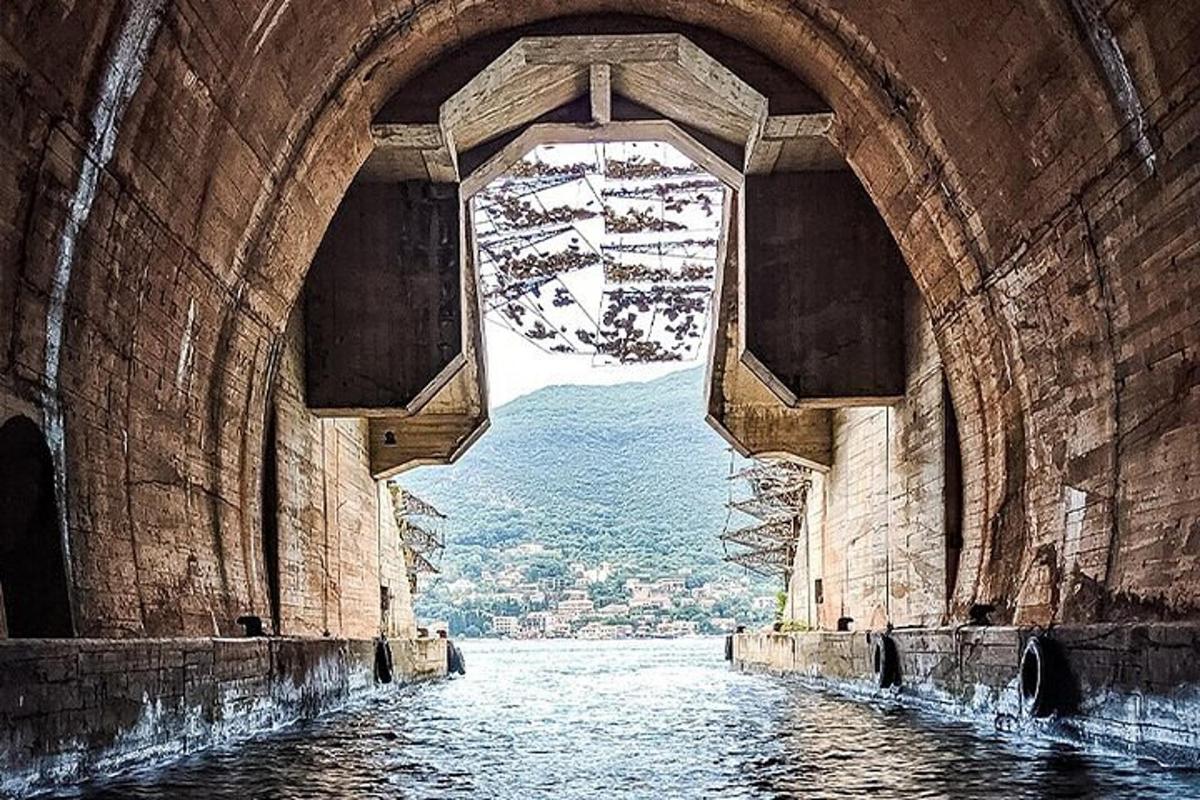 una vista dell'acqua attraverso un ponte