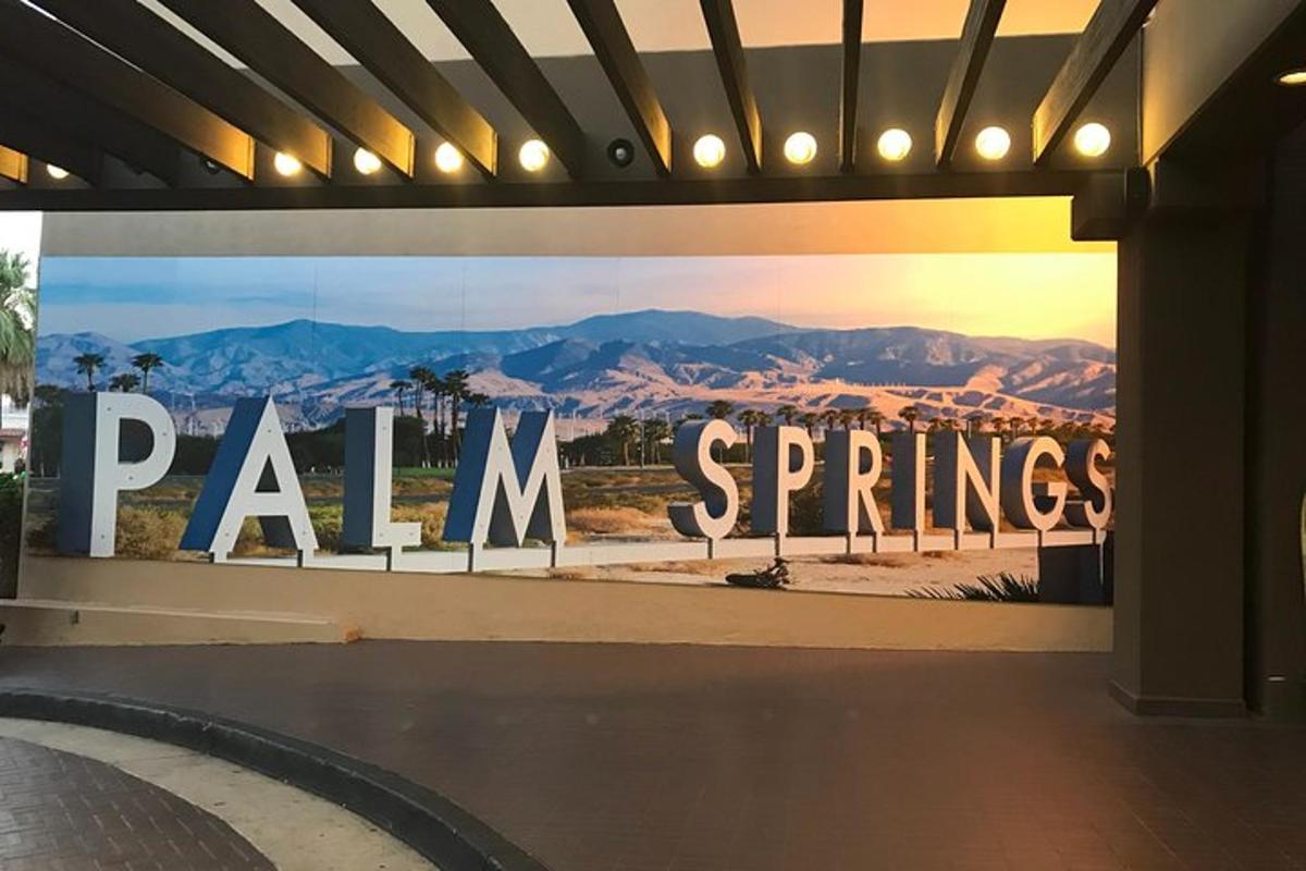 cedule s nápisem Palm Springs na boku budovy