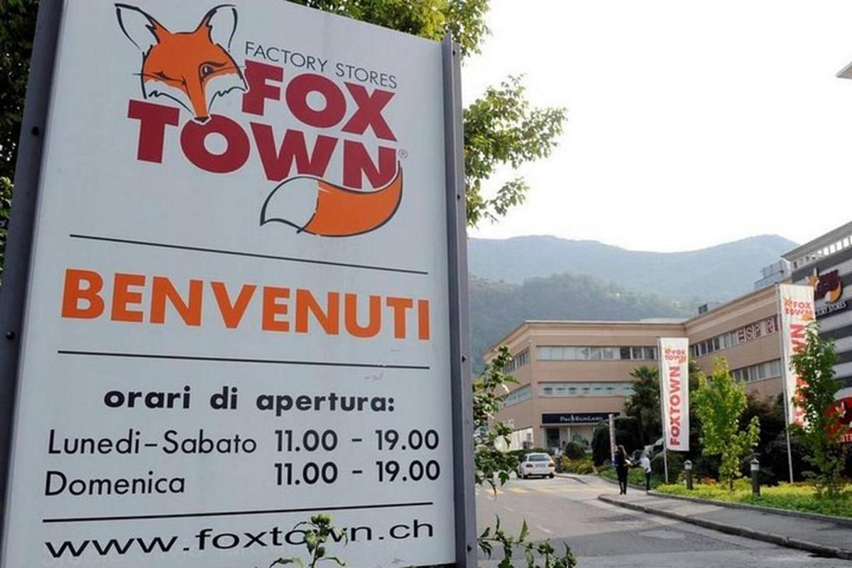 znak mesta Fox pred stavbo