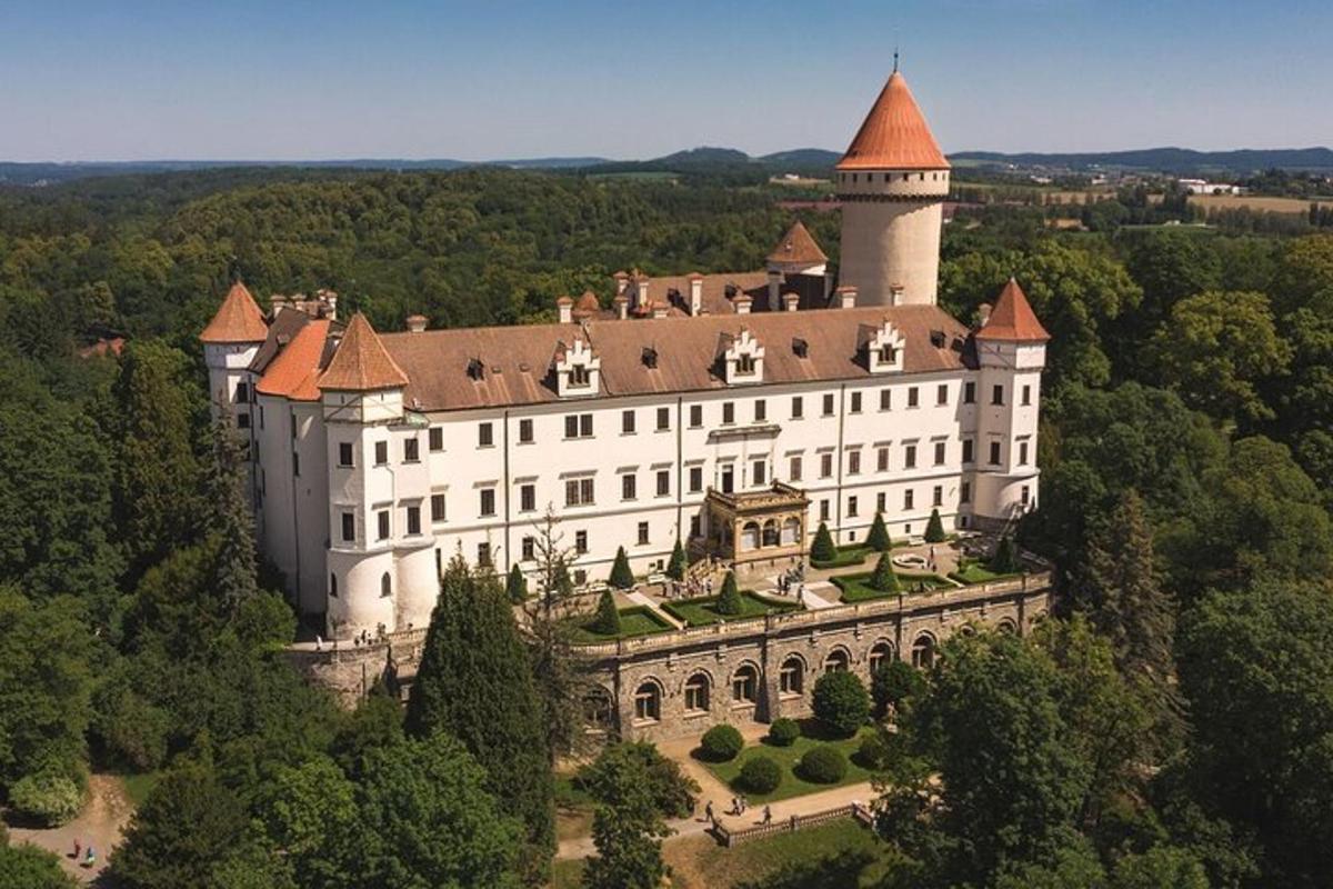 velik grad s stolpom na vrhu