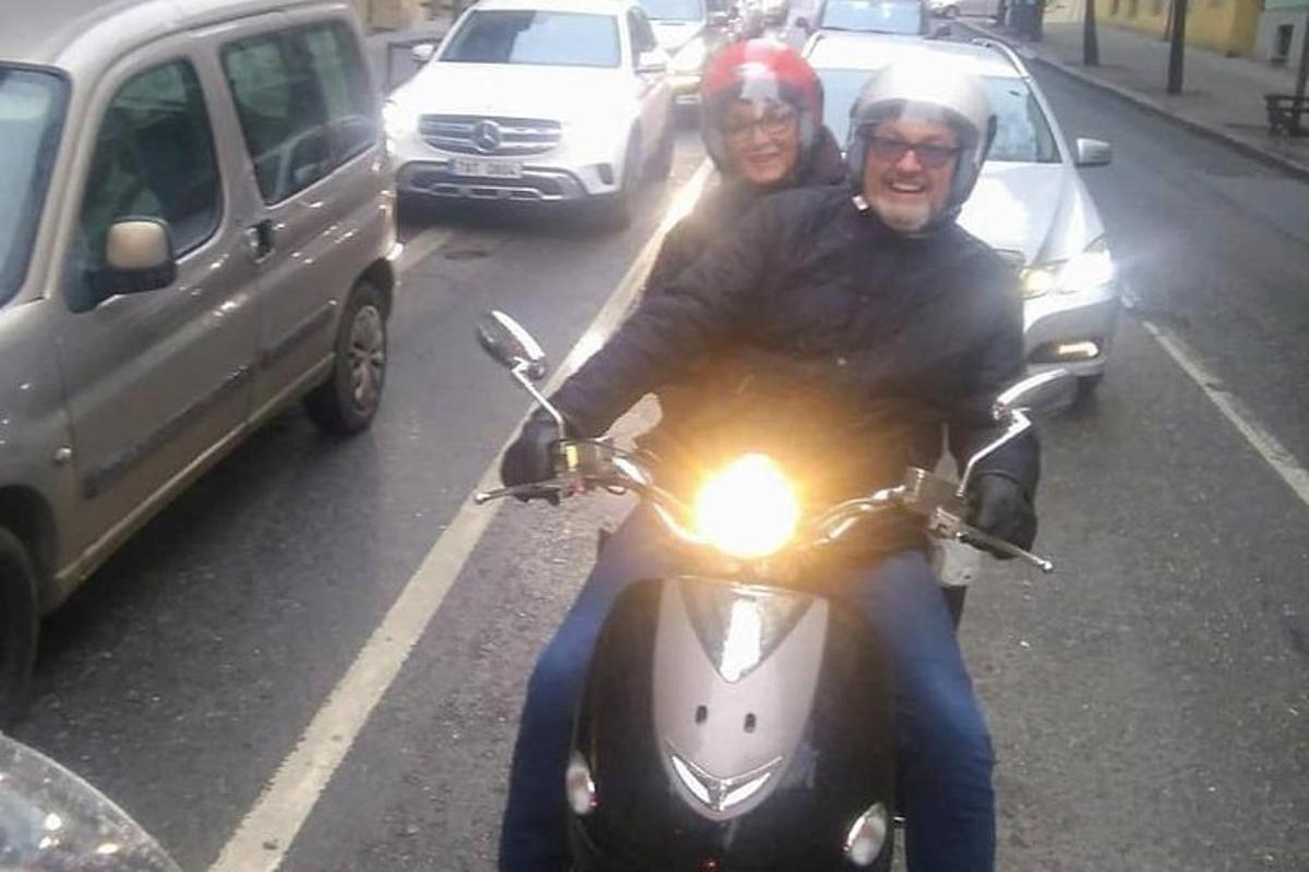 moški in ženska, ki se vozita na motorju