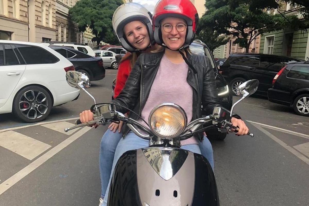 ένας άντρας και μια γυναίκα που κάνουν ποδήλατο