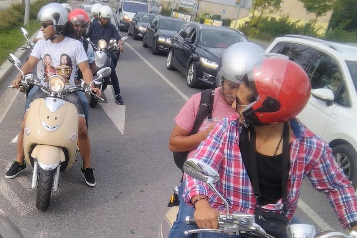 grupė žmonių, važiuojančių motociklais gatve