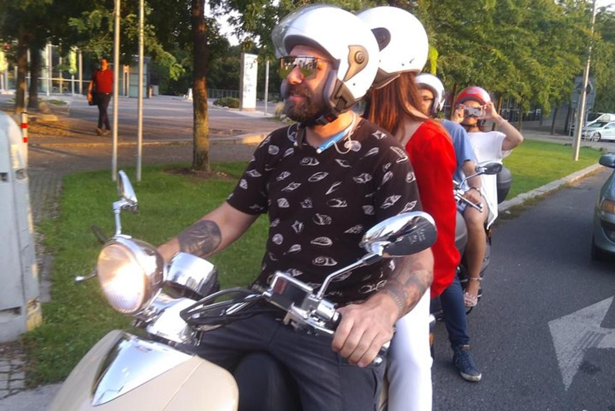 vyras, važiuojantis motociklu su šalmu