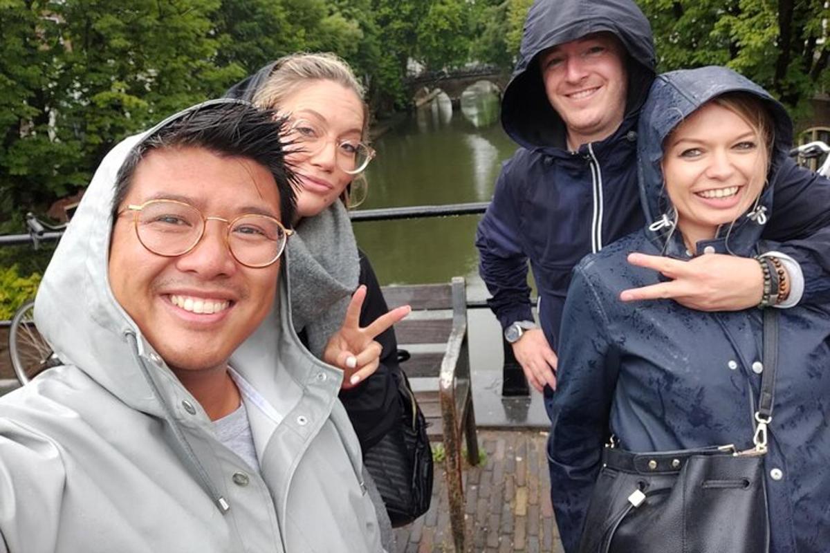 un grup de oameni care pozează pentru o fotografie