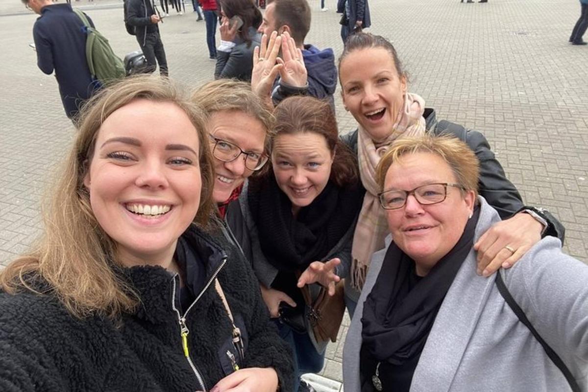 un gruppo di persone posa per una foto