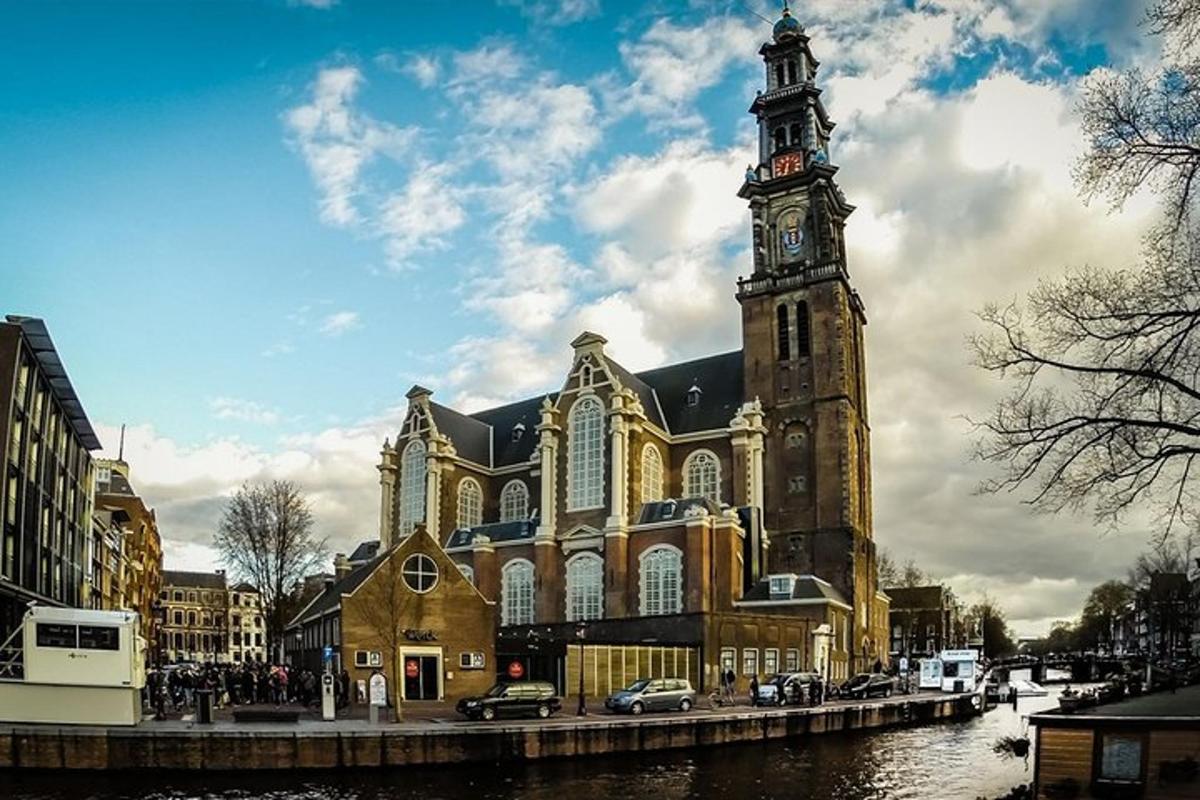 una grande chiesa con una torre dell'orologio e un fiume
