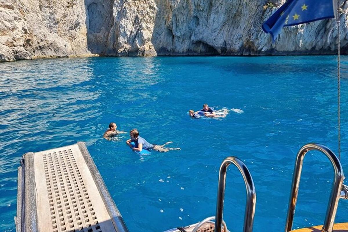un gruppo di persone che nuotano nell'acqua